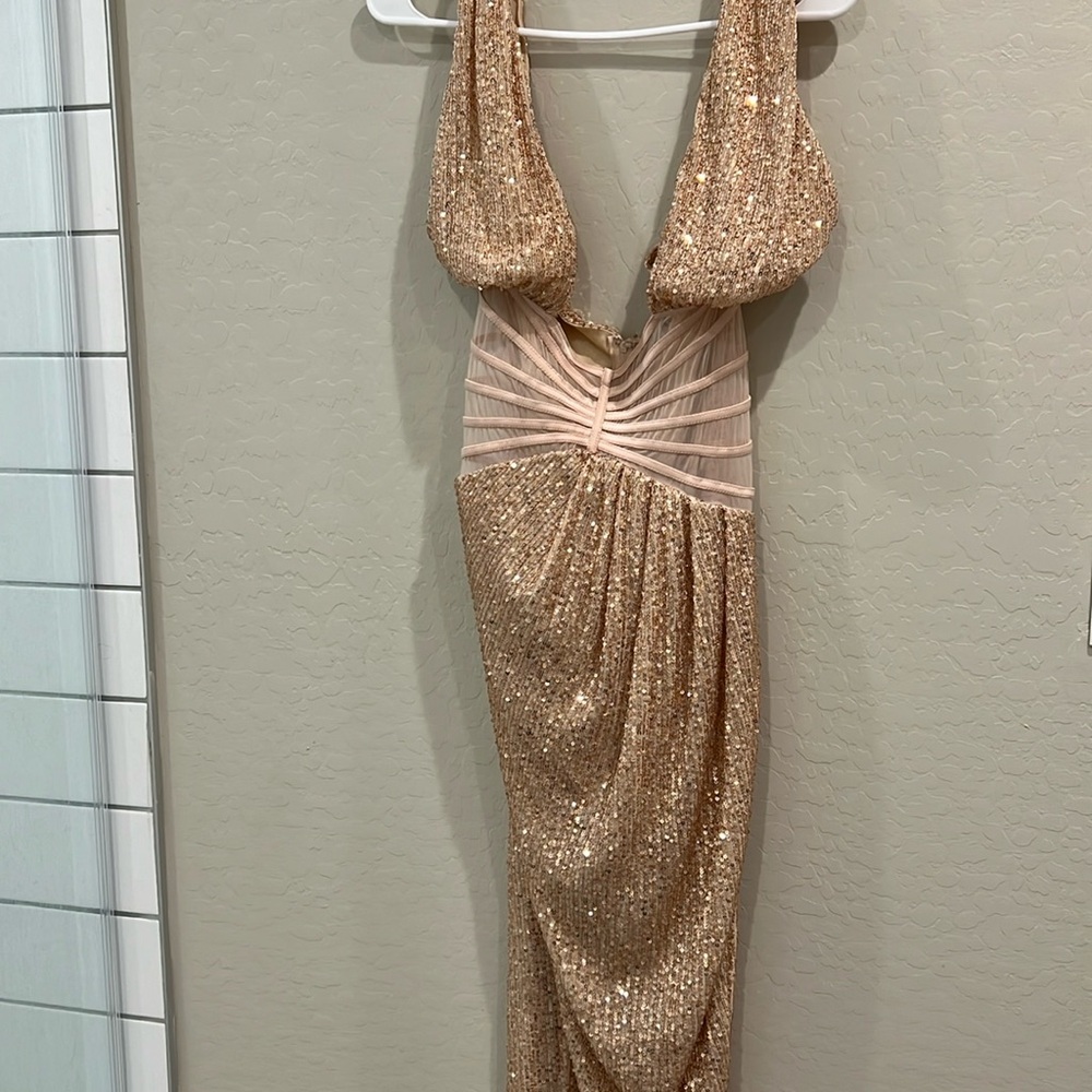 Looking to sell this dress. Never been worn. It’s beautiful